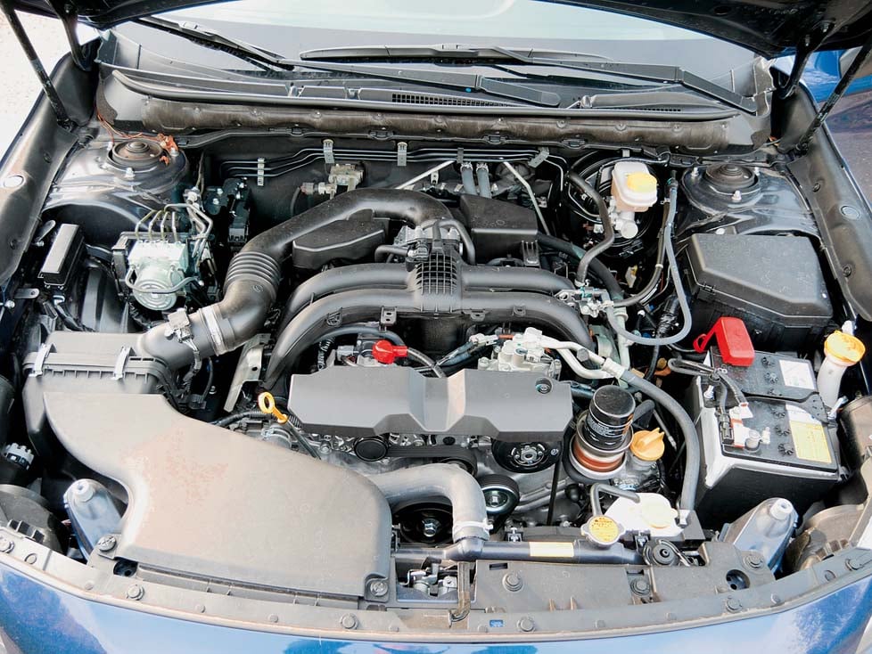 Subaru Outback mit geöffneterMotorhaube