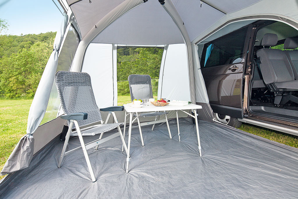 Ein Zeltboden sperrt Feuchtigkeit von unten zielsicher aus.