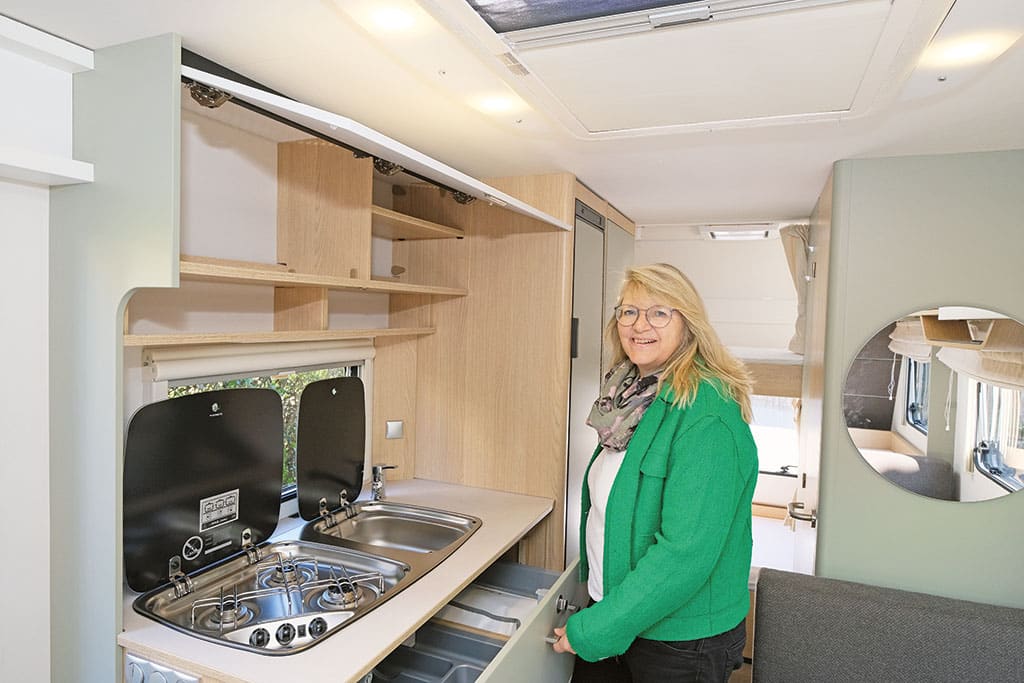 Christiane Eckl vor dem Küchenmodul im LMC Style