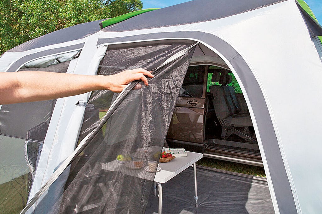 Fenster mit Moskitonetzen in der Vorderwand schaffen ein gutes Klima im Inneren des Zeltes.