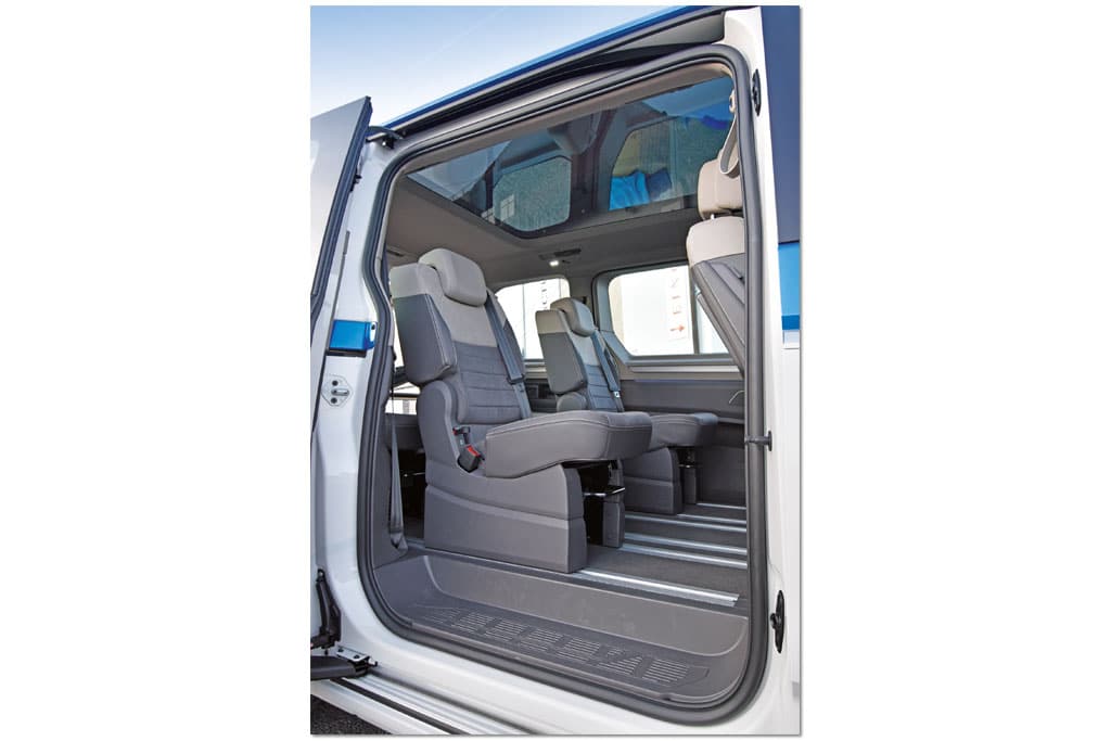 Rücksitze auf Airline-Schienen