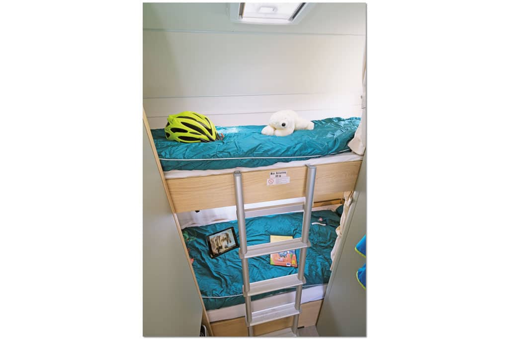 Zwei übereinander liegende Stockbetten mit kleiner Leiter zum oberen Bett