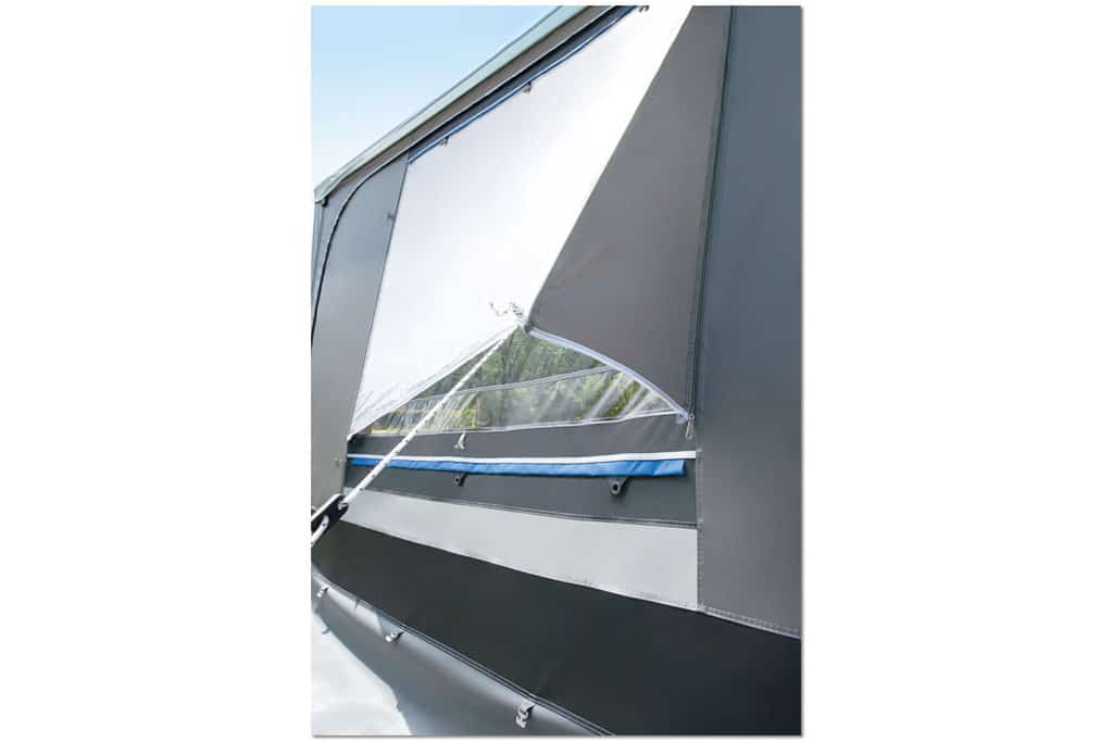 Wenn sich die Klappe des Lüftungsfensters so abspannen lässt, kann kein Regen ins Zelt eindringen.