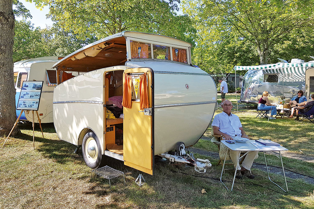 Alter Mini-Tropfen-Wohnwagen mit Hubdach auf den Classic Days 2022