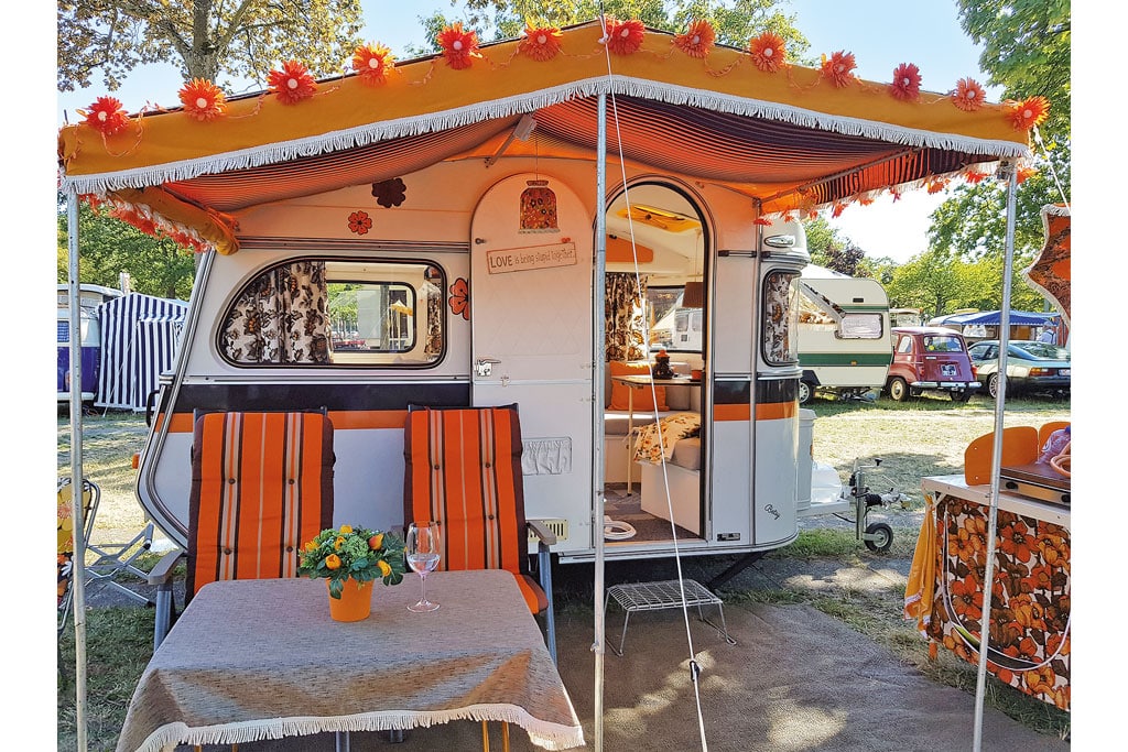 Alter kleiner Wohnwagen in creme- und orange-Tönen