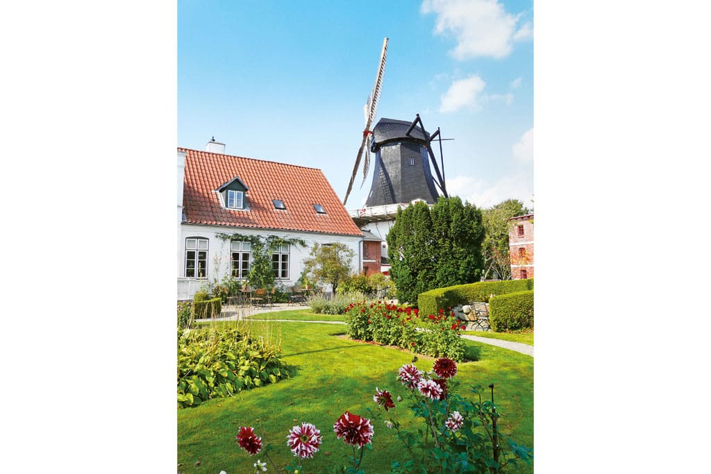 Die Højer Mühle mit nebenstehendem, weiß gestrichenen Häuschen mit rotem Dach