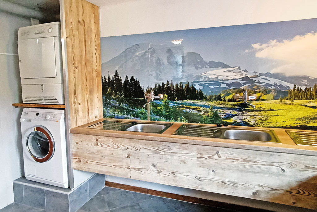 Holzverkleidete Waschbecken und Waschmaschine/ Trockner