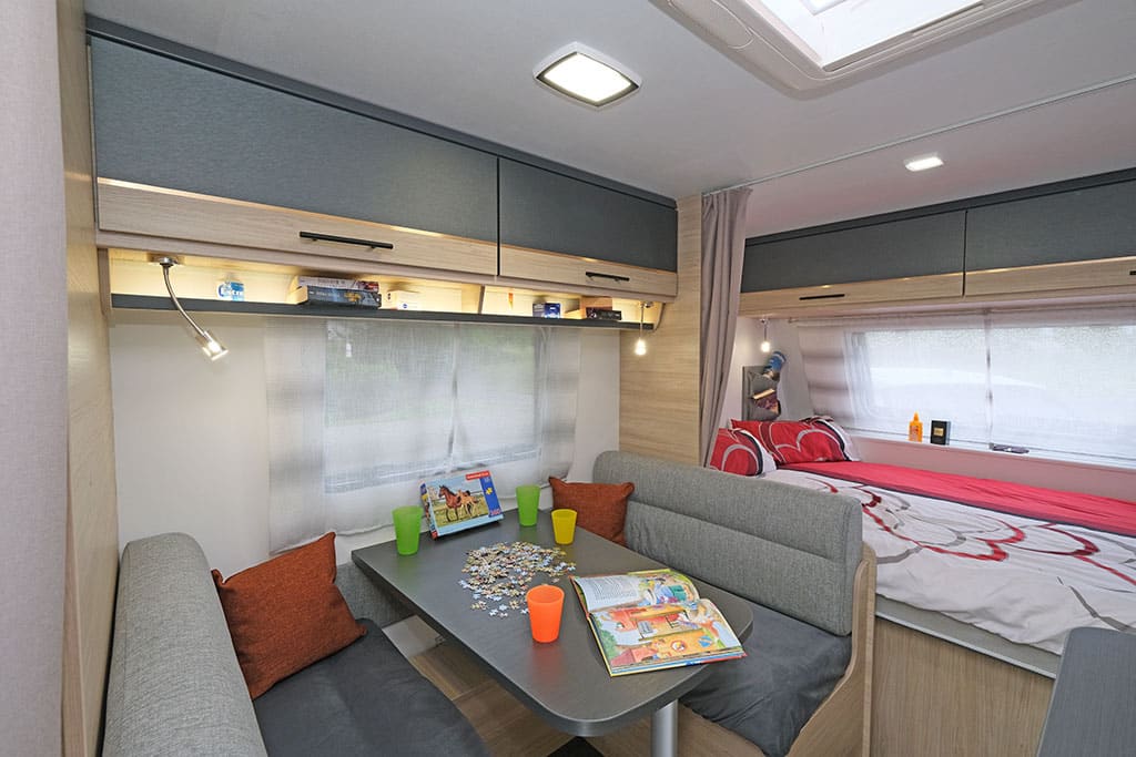 Dinette im Sterckeman easy comfort mit grauen Sitzpolstern und grauem Tisch