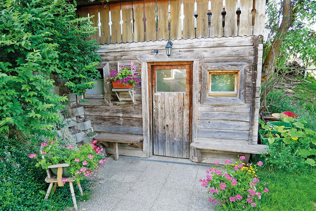 Eingang zum Sanitärbereich beim Camping Biohof Unteregg