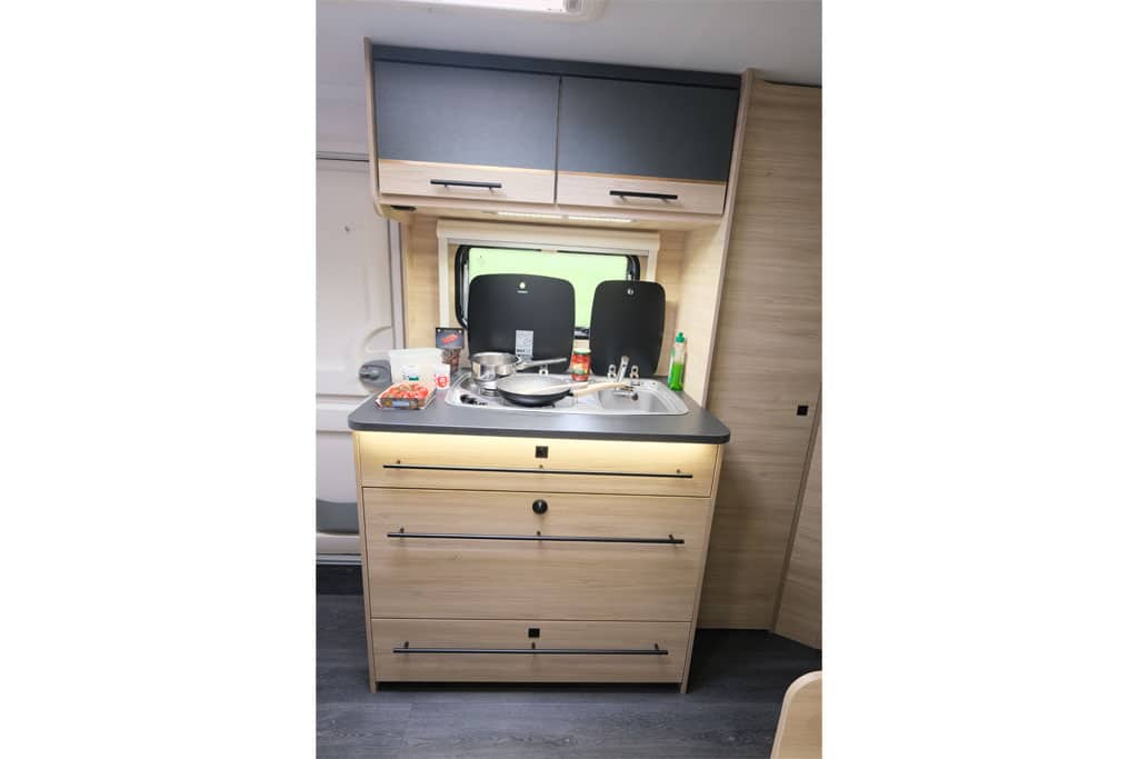 Küchenmodul im Sterckeman easy comfort mit hellen Holzfronten und grauen Akzenten