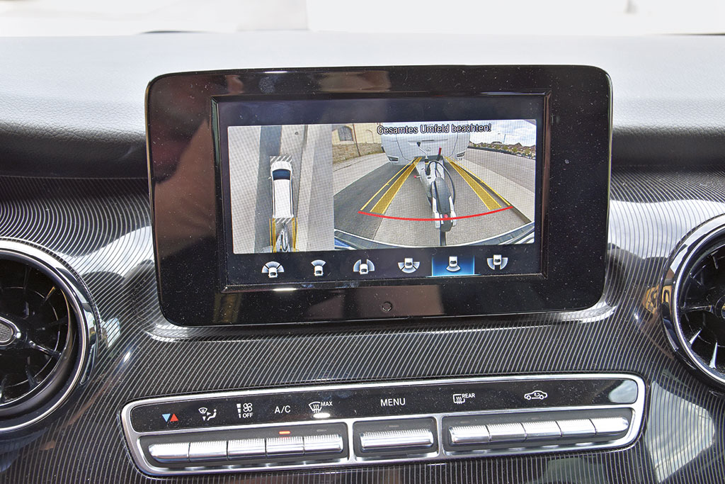 Rückfahrkamera mit Sicht auf angehängten Wohnwagen