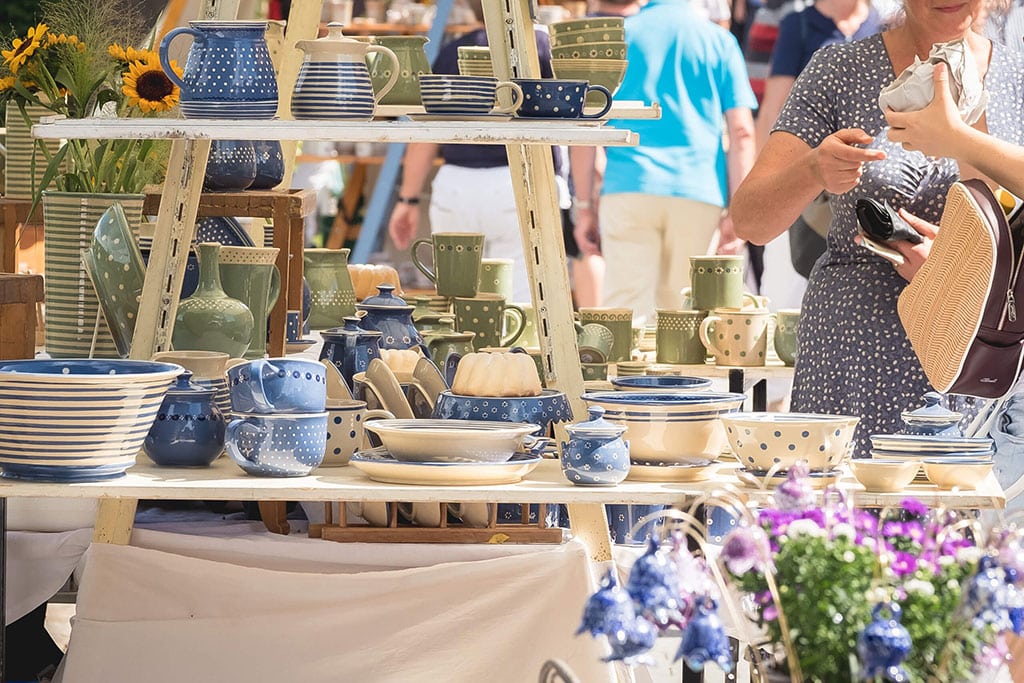 Bunt bemaltes Keramikgeschirr auf einem Keramikmarkt