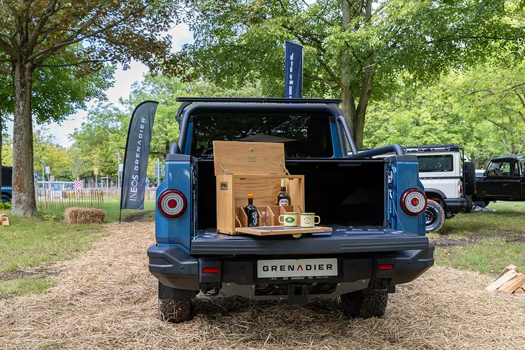 Picknickset auf der Ladefläche eines blauen Pick Ups