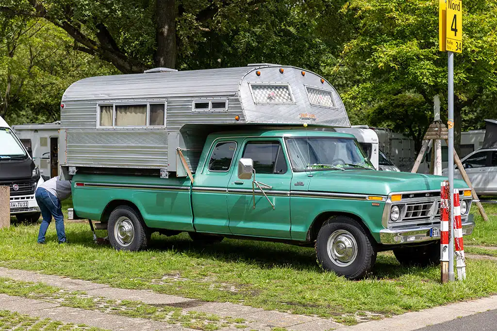 Alu-Wohnkabine auf Oldtimer Ford Pick Up