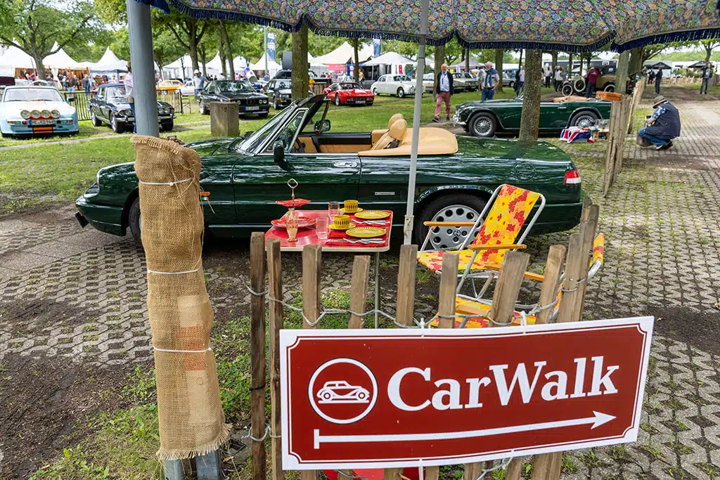 Grünes Oldtimer-Cabrio auf den Classic Days