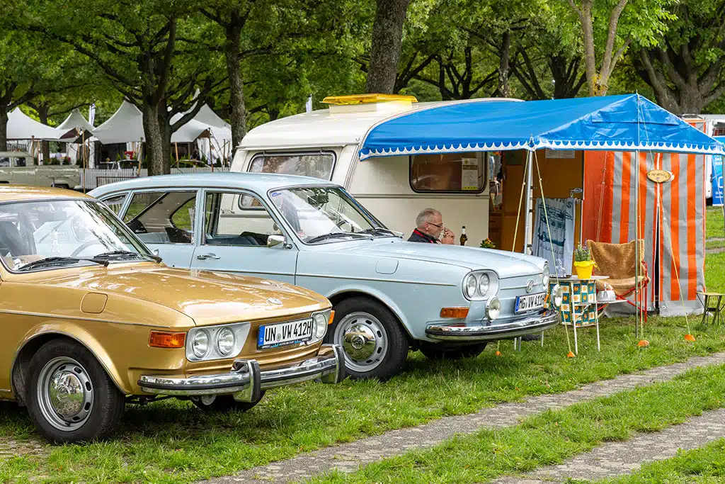 Oldtimer Autos und ein alter kleiner Caravan