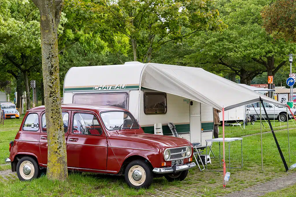 Roter Renault R4 Oldtimer neben Chateau Oldtimer-Caravan