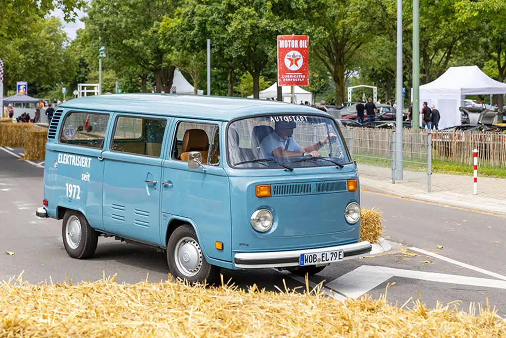 hellblauer VW T2 auf den Classic Days