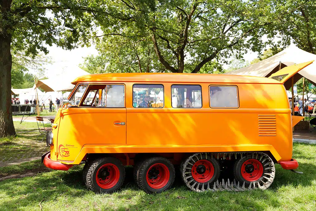 Oranger VW-Bus-Oldtimer 