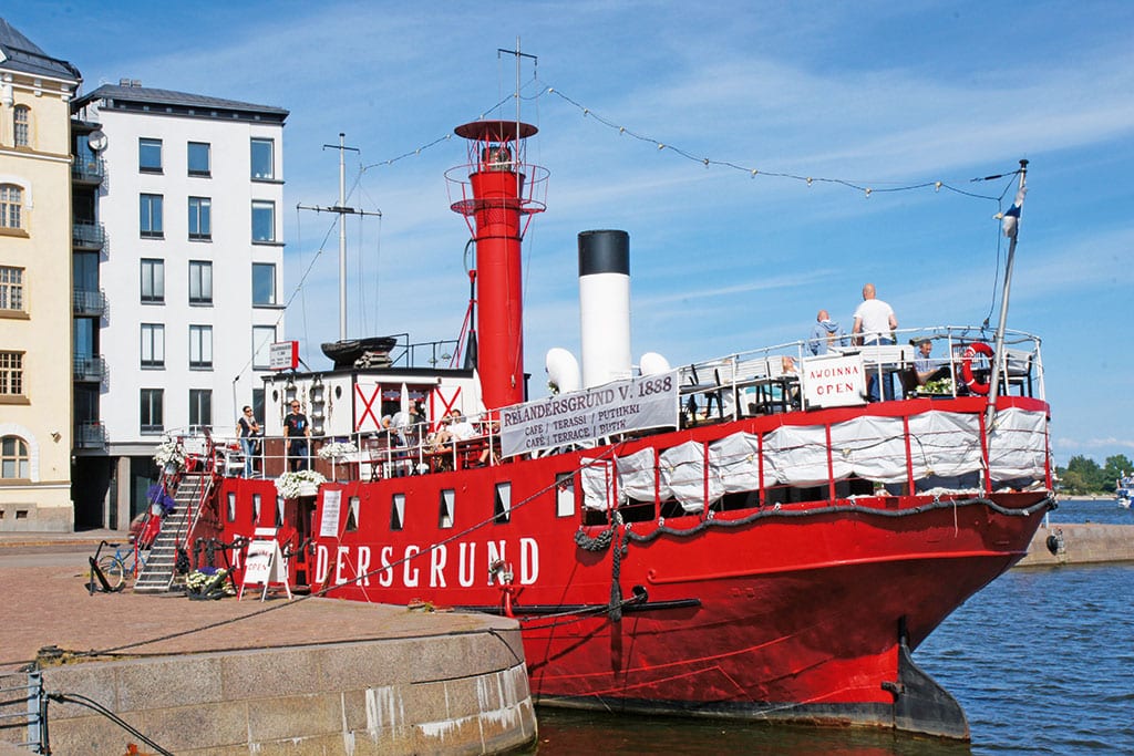 Großes rotes Schiff in Helsinki
