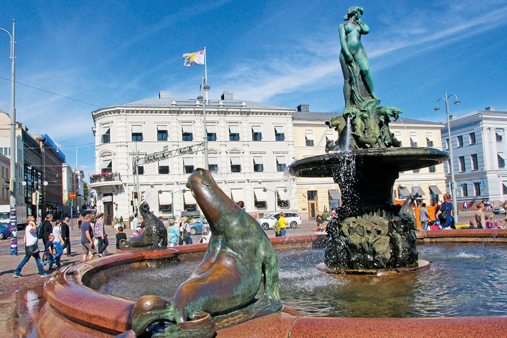 Brunnen mit Bronze-Meerjungfrau-Figur in der Mitte und wasserspeienden Fischen sowie Seelöwen