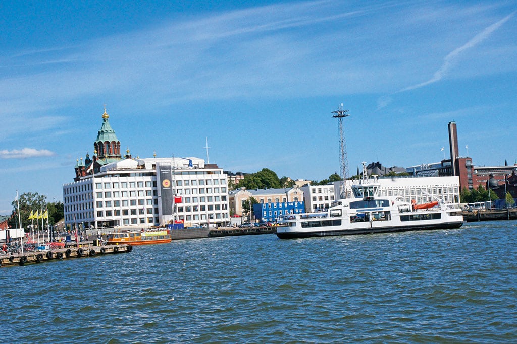Hafen von Helsinki mit modernen Bürogebäuden und alter Kathedrale
