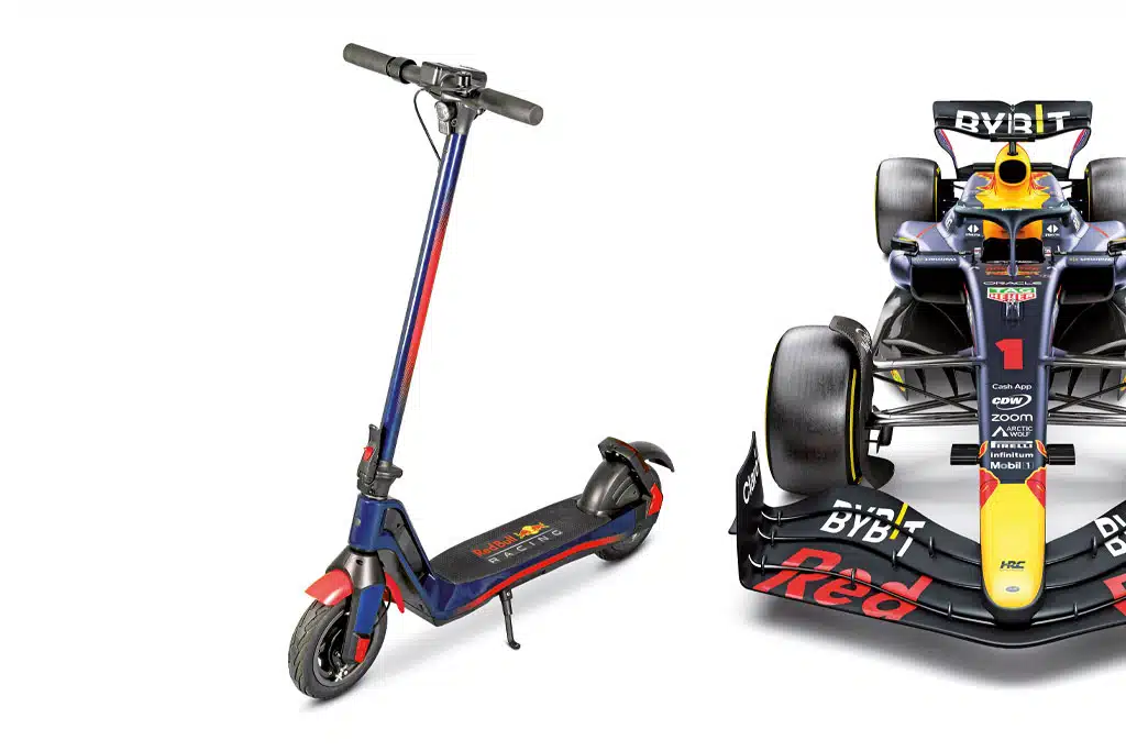 E-Scooter mit Red Bull-Logo Aufdruck