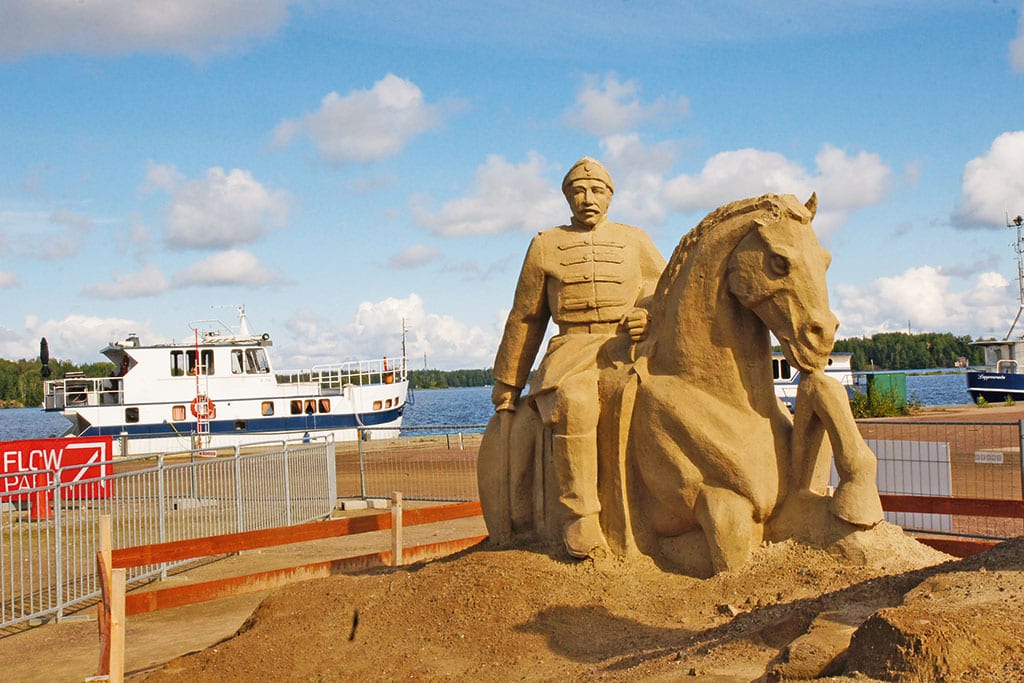 Pferd mit Reiter-Sandfigur am Hafen