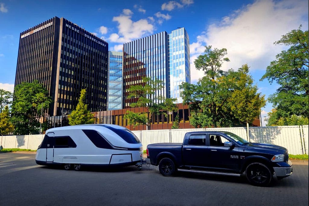 Wohnwagen SealVan mit Zugfahrzeug