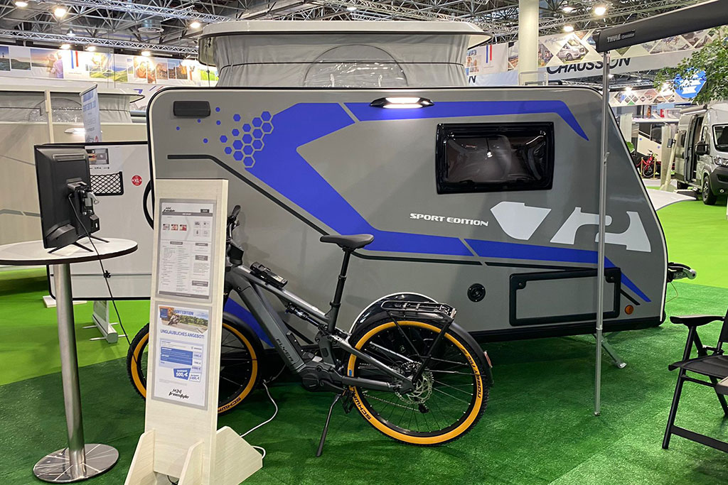 Grauer Mini-Wohnwagen