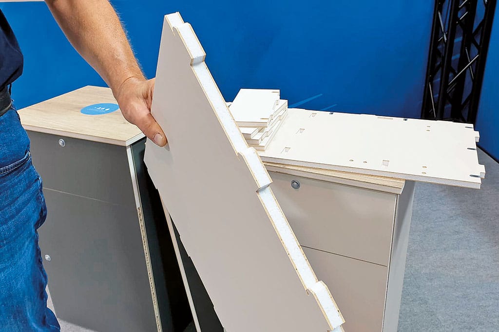 Möbelteil wird aus Möbelmodul entnommen