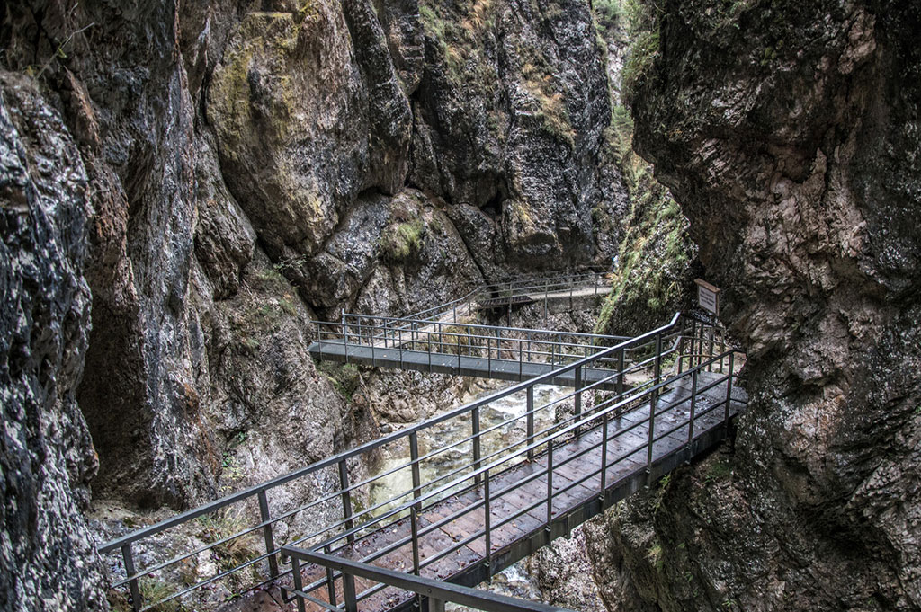 Schmale, in Zickzack-Form zwischen Felsen befestigte Brücke zwischen Felsen