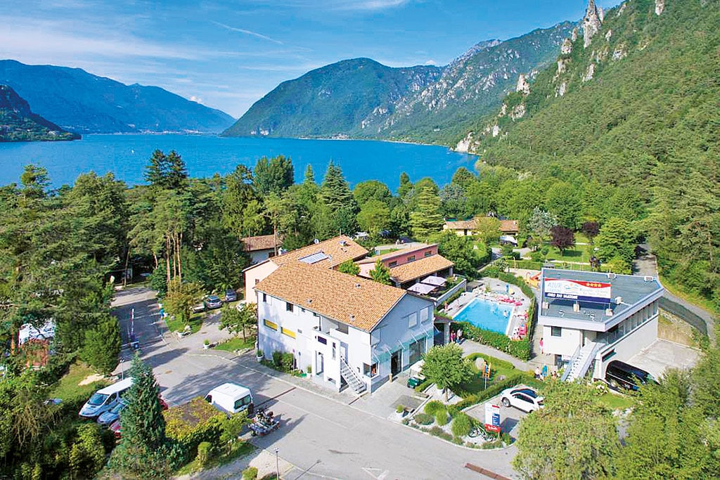 Campingplatz am von Bergen umgebenen Seeufer
