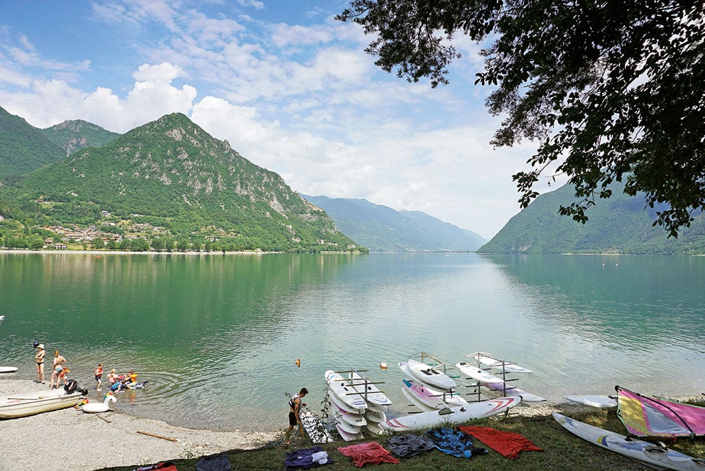 Eine Gruppe junger Surfer am Seeufer des Idrosees