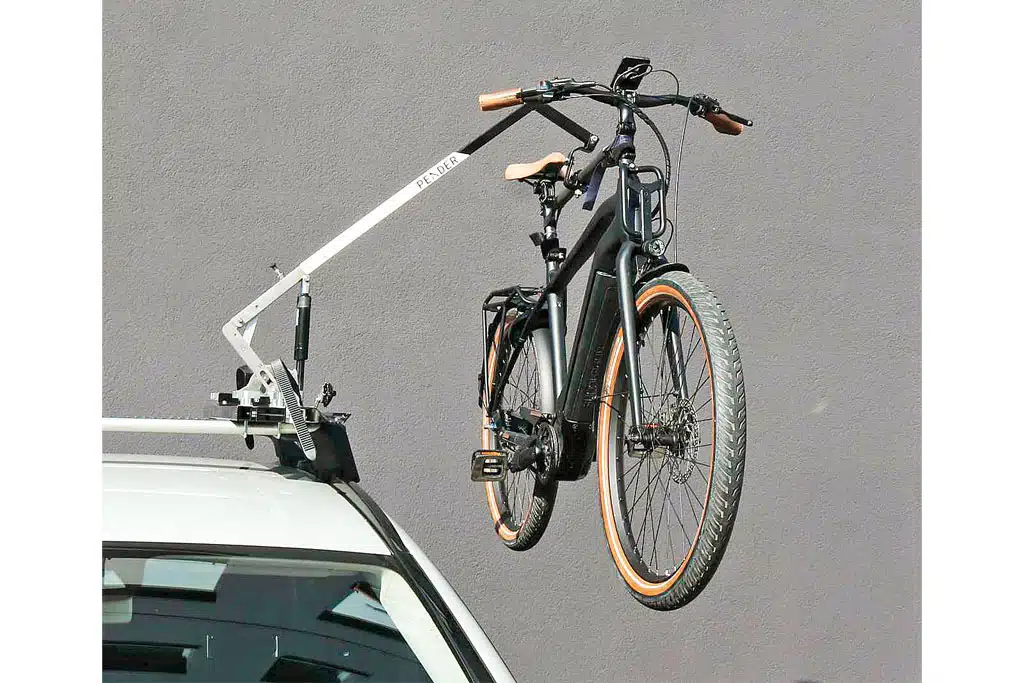 Ebike befestigt mit Teleskoparm an Dachträger eines Autos