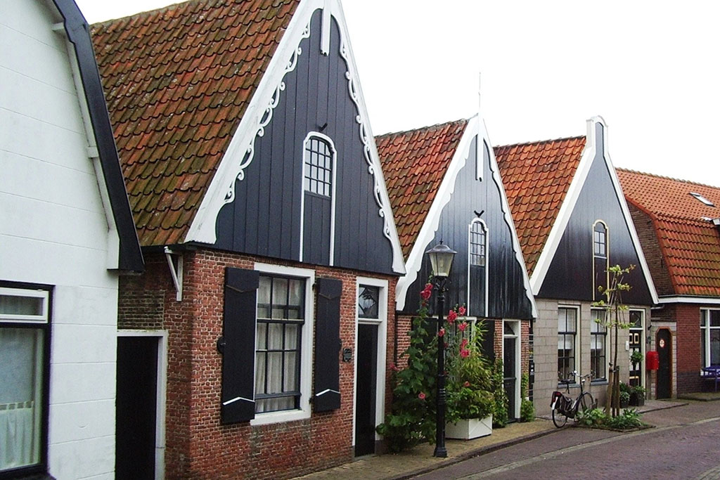 Kleine Reihenhäuser mit verzierten Giebeln