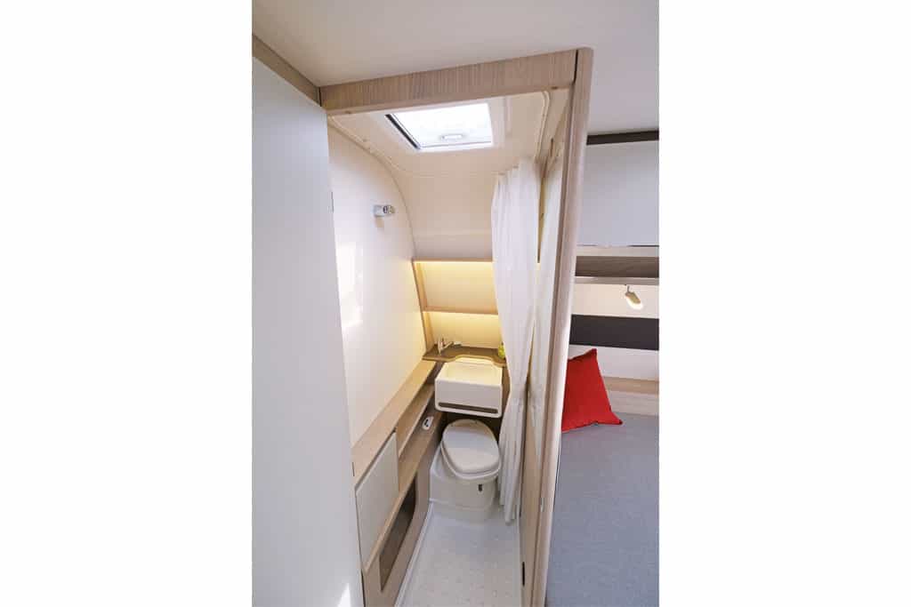 Helles Bad im Premio Black Forest mit ausziehbarem Waschbecken und Dachfenster