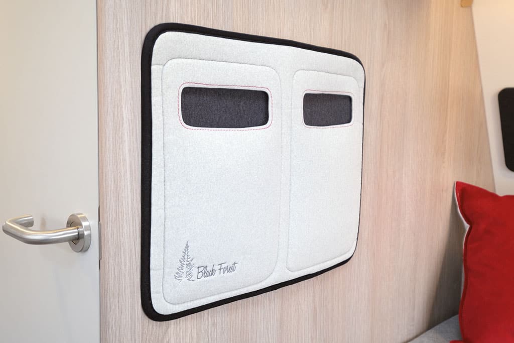 Organizer aus hellem FIlz mit zwei großen Fächern und Black Forest Logo an der Wohnwagen-Wand