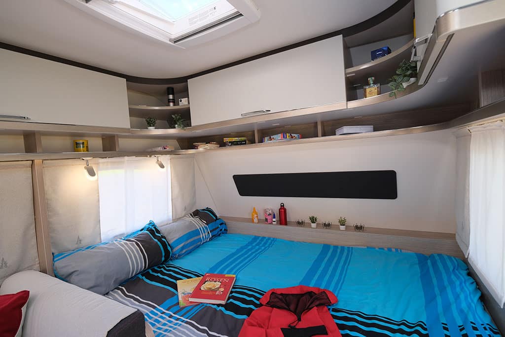 Doppelbett im Wohnwagen