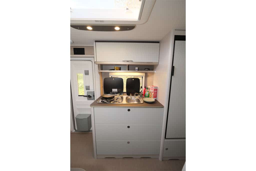 Helles Küchenmodul im Wohnwagen