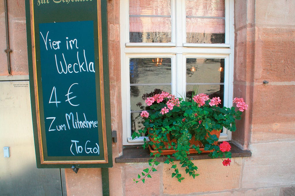 Tafel vor einem Wirtshaus