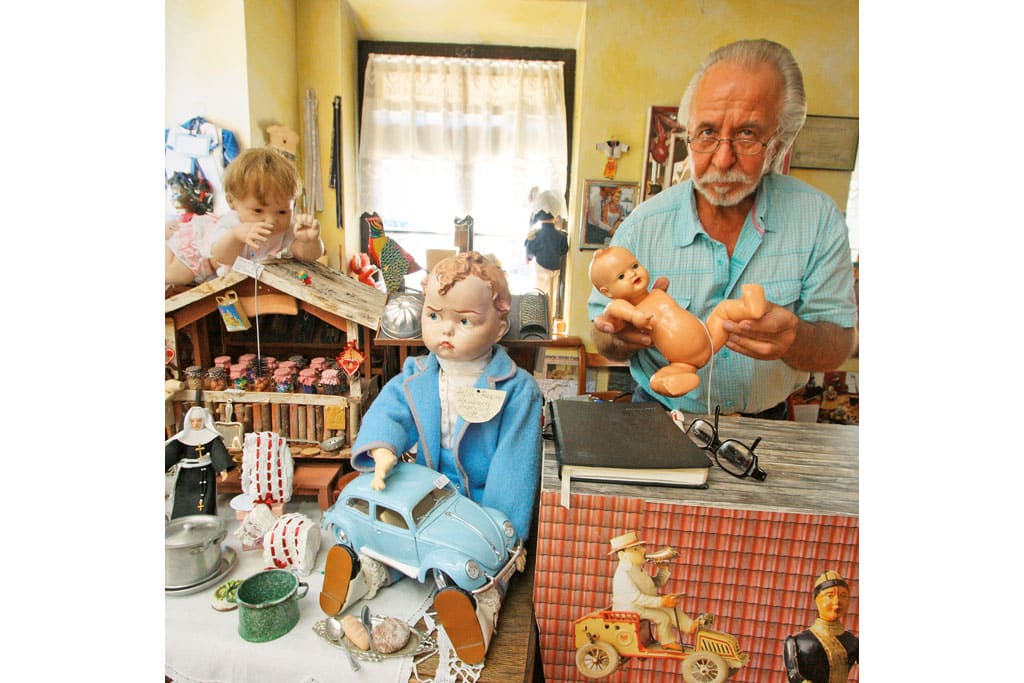 Ein Puppenmacher in seiner Werkstatt