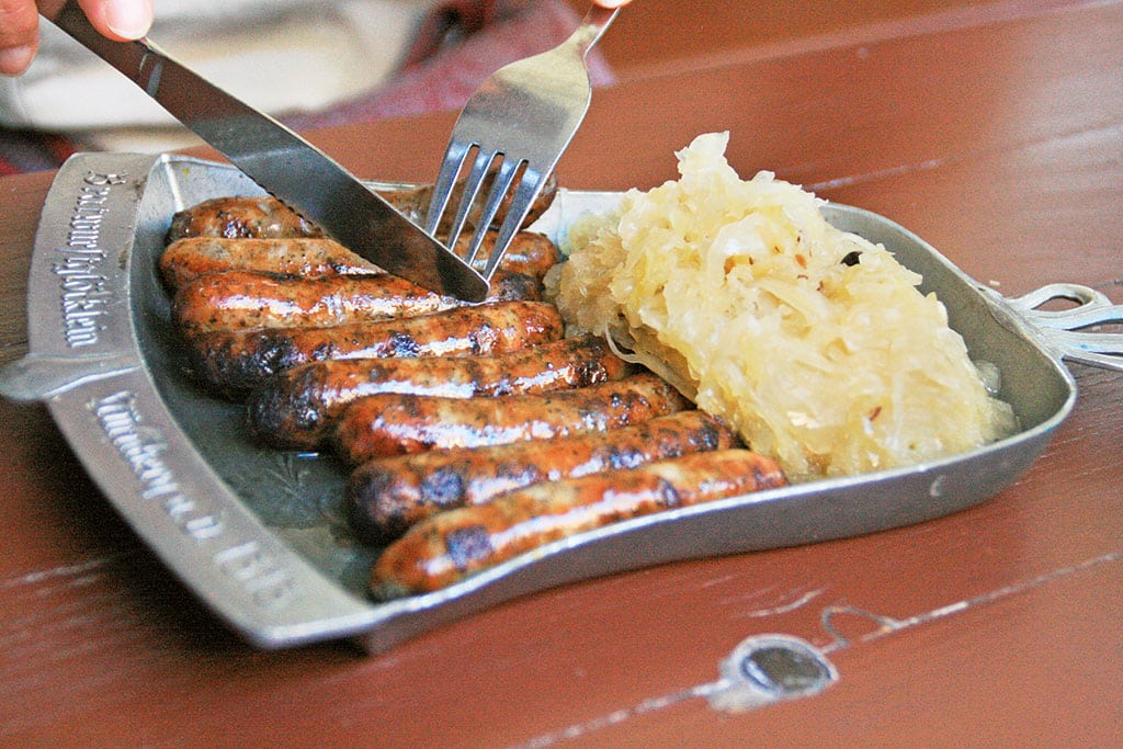 Nürnberger Rostbratwürstchen und Sauerkraut