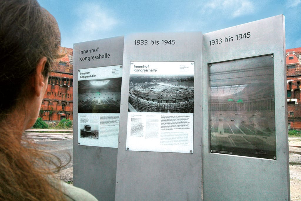 Infotafeln vor der Ruine der NSDAP-Kongresshalle