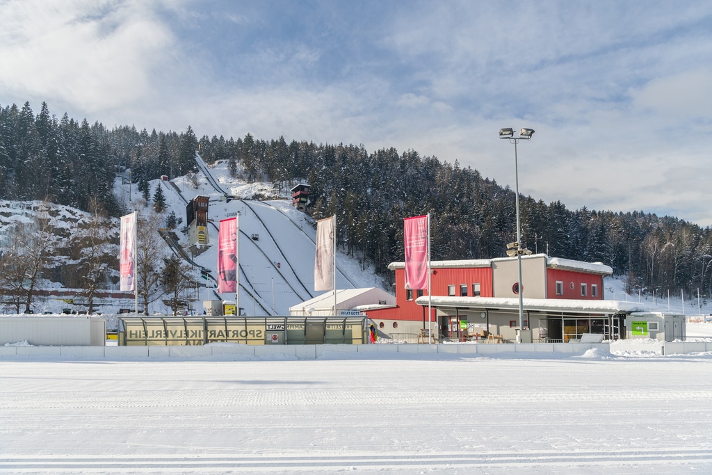 Skisprungschanze in verschneiter Landschaft