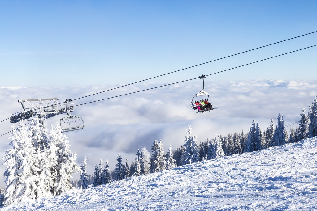 Skilift in verschneiter Berglandschaft