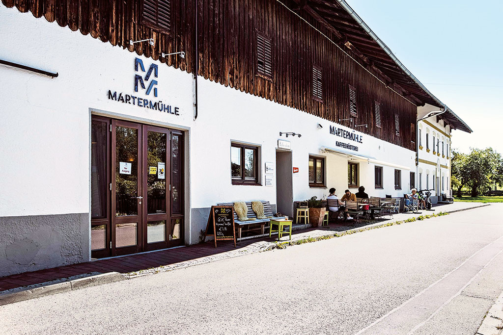 Große altes Gebäode mit hölzernem Dach