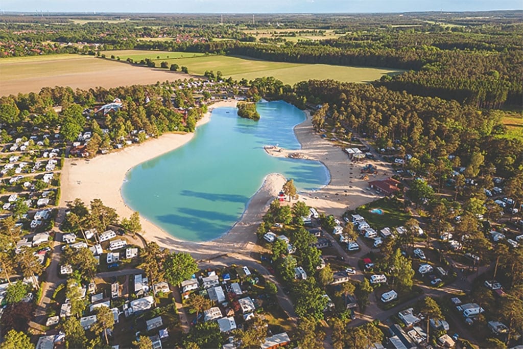 Luftaufnahme Campingplatz Südsee-Camp mit türkisblauem See
