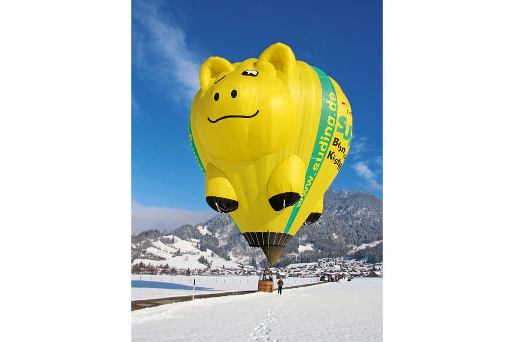Gelber Heißluftballon in Form eines Schweins