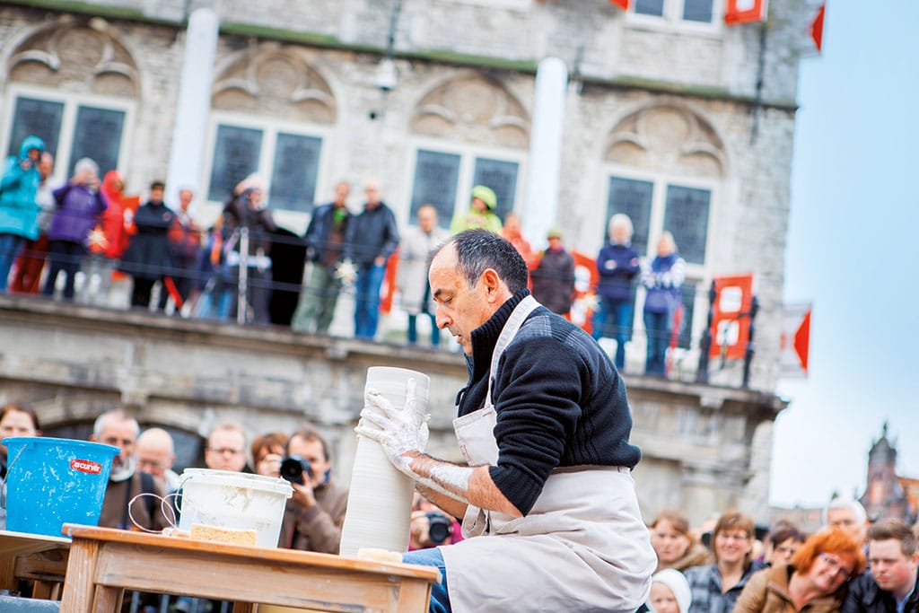 Keramikkünstler auf einem Markt